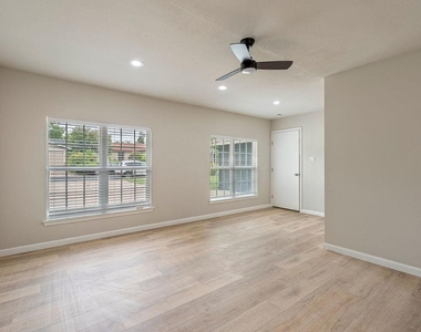 1204 Spearson Ln - Photo Thumbnail 13
