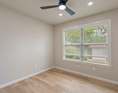 1204 Spearson Ln - Photo Thumbnail 7