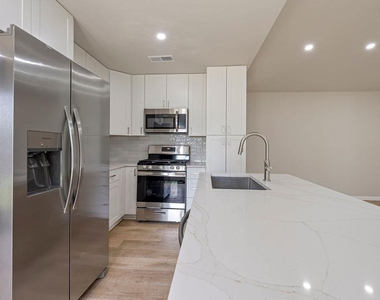 1204 Spearson Ln - Photo Thumbnail 5