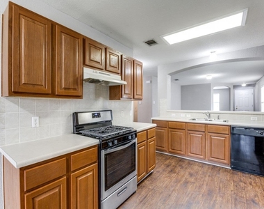 105 Loryn Dr - Photo Thumbnail 4