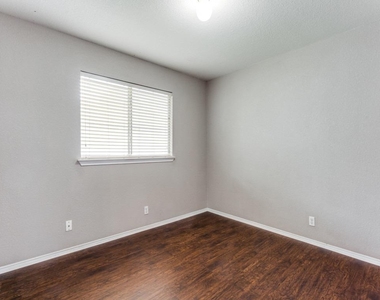 105 Loryn Dr - Photo Thumbnail 9