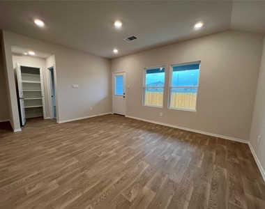 221 Wirecrested Dr - Photo Thumbnail 8