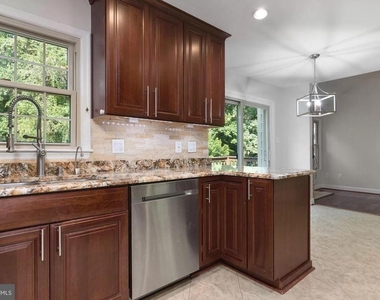 10127 Crestberry Place - Photo Thumbnail 11