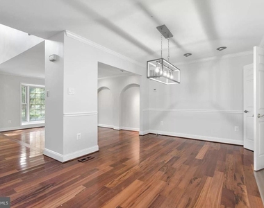 10127 Crestberry Place - Photo Thumbnail 7