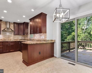 10127 Crestberry Place - Photo Thumbnail 8