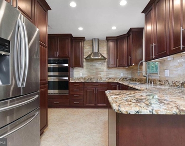 10127 Crestberry Place - Photo Thumbnail 9