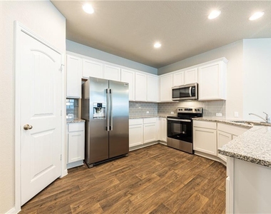 109 Jubilee Dr - Photo Thumbnail 6