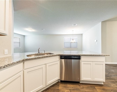 109 Jubilee Dr - Photo Thumbnail 5