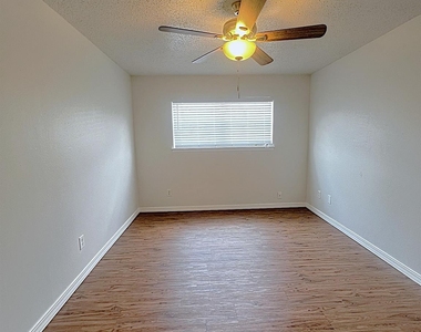 2602 Penny Ln - Photo Thumbnail 3