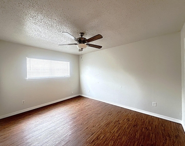 2602 Penny Ln - Photo Thumbnail 4
