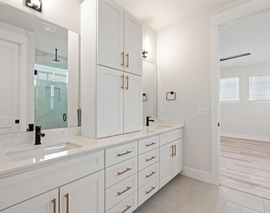 2709 Bristol Dr - Photo Thumbnail 6