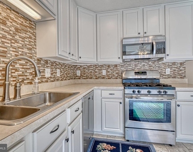 206 Colgate Drive - Photo Thumbnail 2