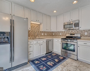 206 Colgate Drive - Photo Thumbnail 4