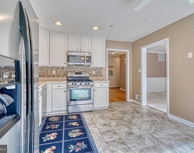 206 Colgate Drive - Photo Thumbnail 3