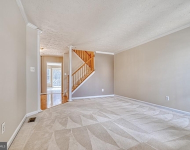 206 Colgate Drive - Photo Thumbnail 9
