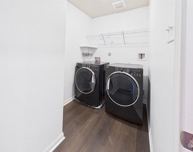 1687 Twin Estates Dr - Photo Thumbnail 16