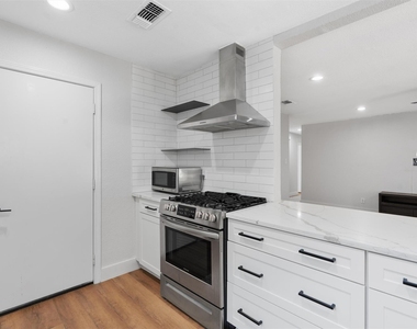 7806 Woodcroft Dr - Photo Thumbnail 9