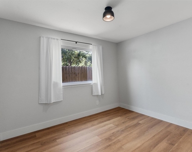7806 Woodcroft Dr - Photo Thumbnail 10