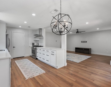 7806 Woodcroft Dr - Photo Thumbnail 6