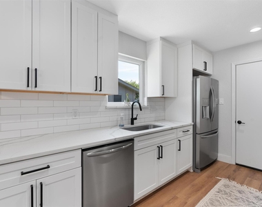 7806 Woodcroft Dr - Photo Thumbnail 8