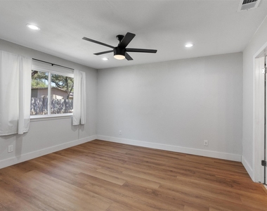 7806 Woodcroft Dr - Photo Thumbnail 12