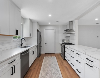 7806 Woodcroft Dr - Photo Thumbnail 7
