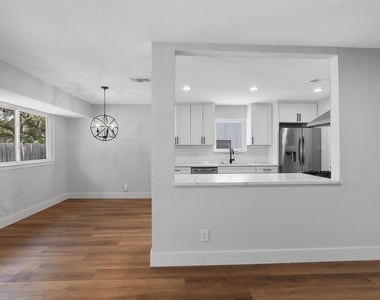 7806 Woodcroft Dr - Photo Thumbnail 4