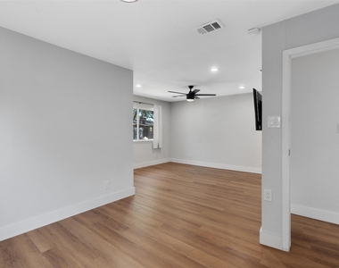 7806 Woodcroft Dr - Photo Thumbnail 11