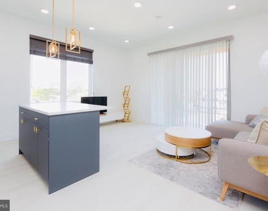 520 S Caroline Street - Photo Thumbnail 3