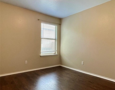 317 Leanne Dr - Photo Thumbnail 13