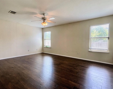 317 Leanne Dr - Photo Thumbnail 11