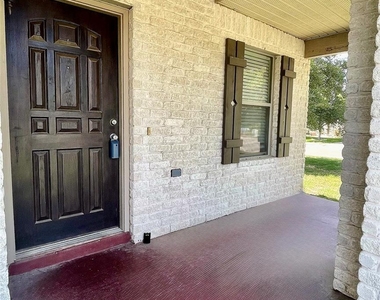 317 Leanne Dr - Photo Thumbnail 3
