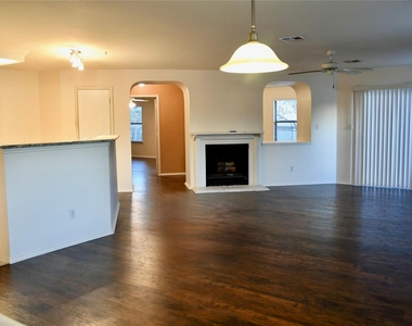 317 Leanne Dr - Photo Thumbnail 6