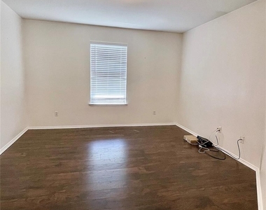 317 Leanne Dr - Photo Thumbnail 10