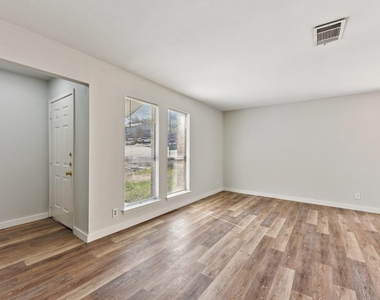 1210 Southport Dr - Photo Thumbnail 9