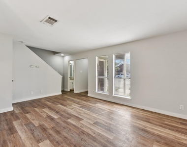 1210 Southport Dr - Photo Thumbnail 7