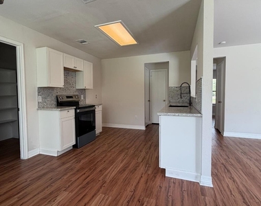 1814 Grassland Dr - Photo Thumbnail 7