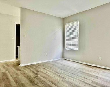 4403 Quicksilver Blvd - Photo Thumbnail 3