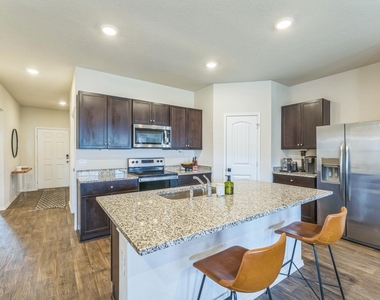 821 Bahia Pl - Photo Thumbnail 8