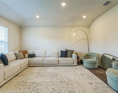 821 Bahia Pl - Photo Thumbnail 7