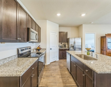 821 Bahia Pl - Photo Thumbnail 9