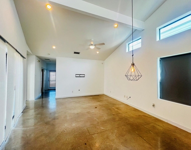 5900 Toscana Ave - Photo Thumbnail 5