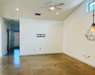 5900 Toscana Ave - Photo Thumbnail 6