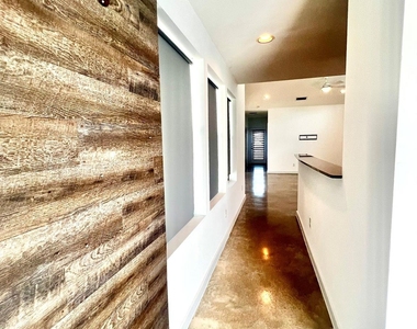 5900 Toscana Ave - Photo Thumbnail 2