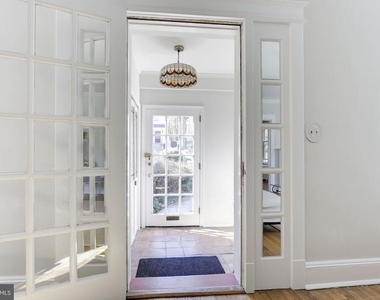 5539 30th Place Nw - Photo Thumbnail 2
