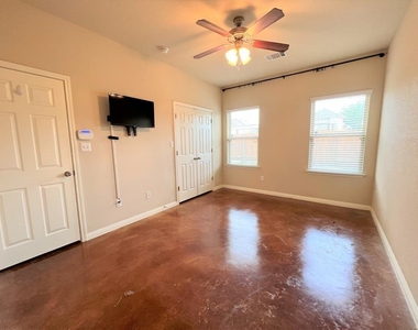 4505 Senda Ln - Photo Thumbnail 8