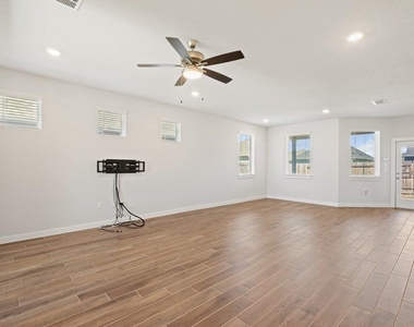 368 Banff Dr - Photo Thumbnail 6