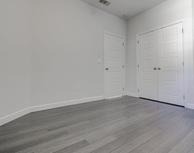2406 E 16th St - Photo Thumbnail 10
