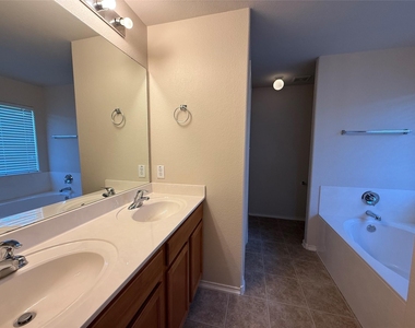 511 W South St - Photo Thumbnail 7