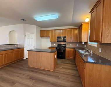 511 W South St - Photo Thumbnail 3
